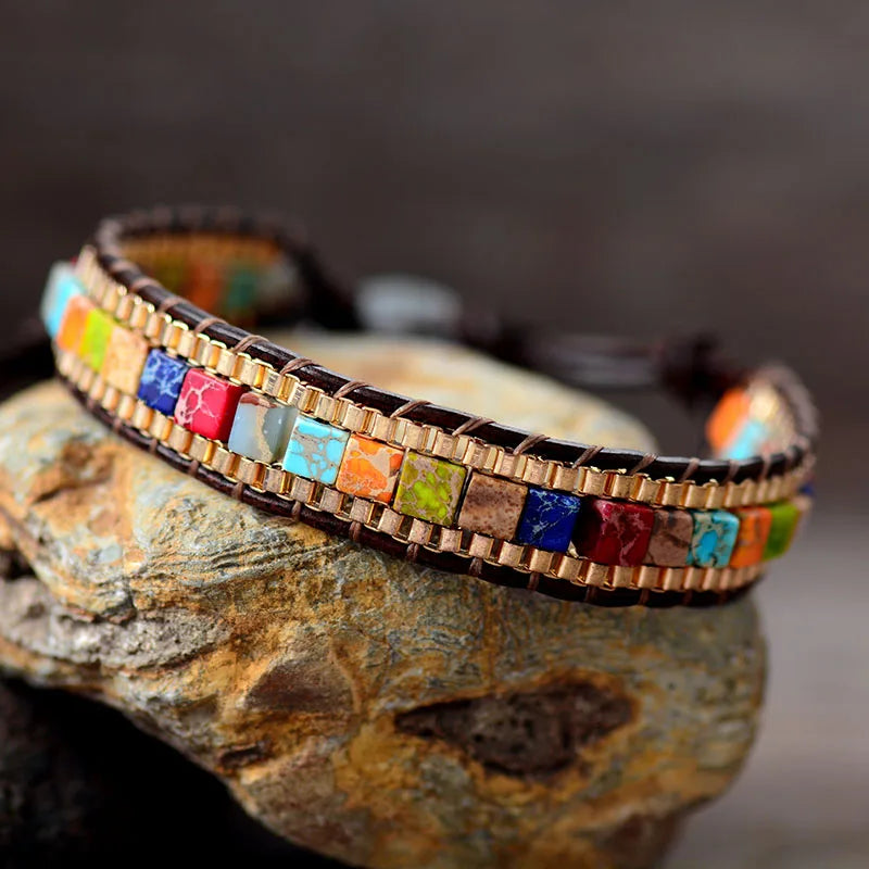 Böhmisches 7-Chakra-Armband mit quadratischem Stein