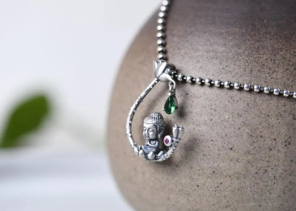 Buddha-Anhänger mit buddhistischer Gottheit aus Silber