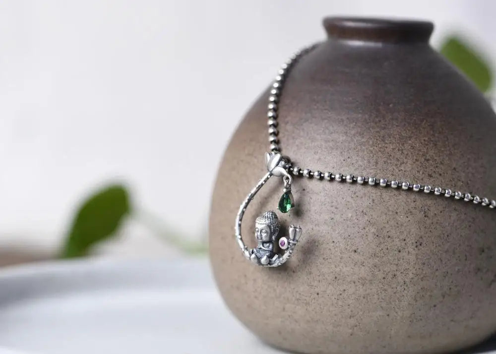 Buddha-Anhänger mit buddhistischer Gottheit aus Silber