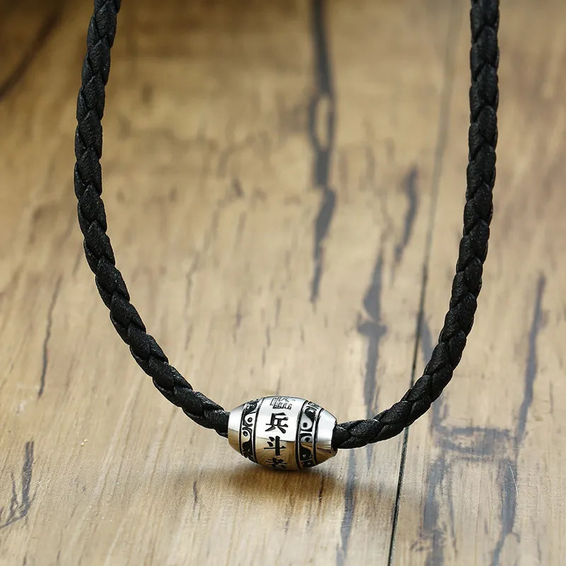 Schwarze buddhistische Halskette mit Mantra-Anhänger