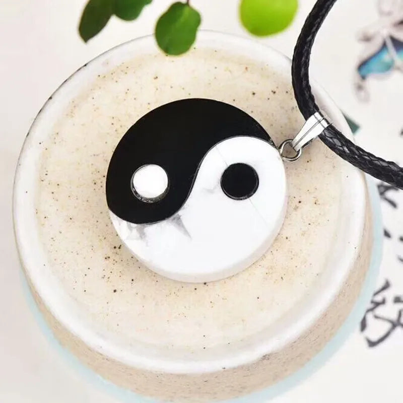 Halskette mit Ying-Yang-Anhänger