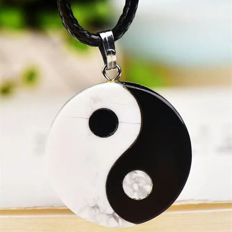 Halskette mit Ying-Yang-Anhänger