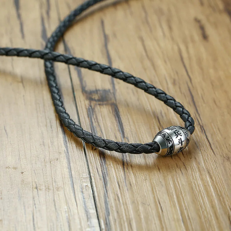 Schwarze buddhistische Halskette mit Mantra-Anhänger