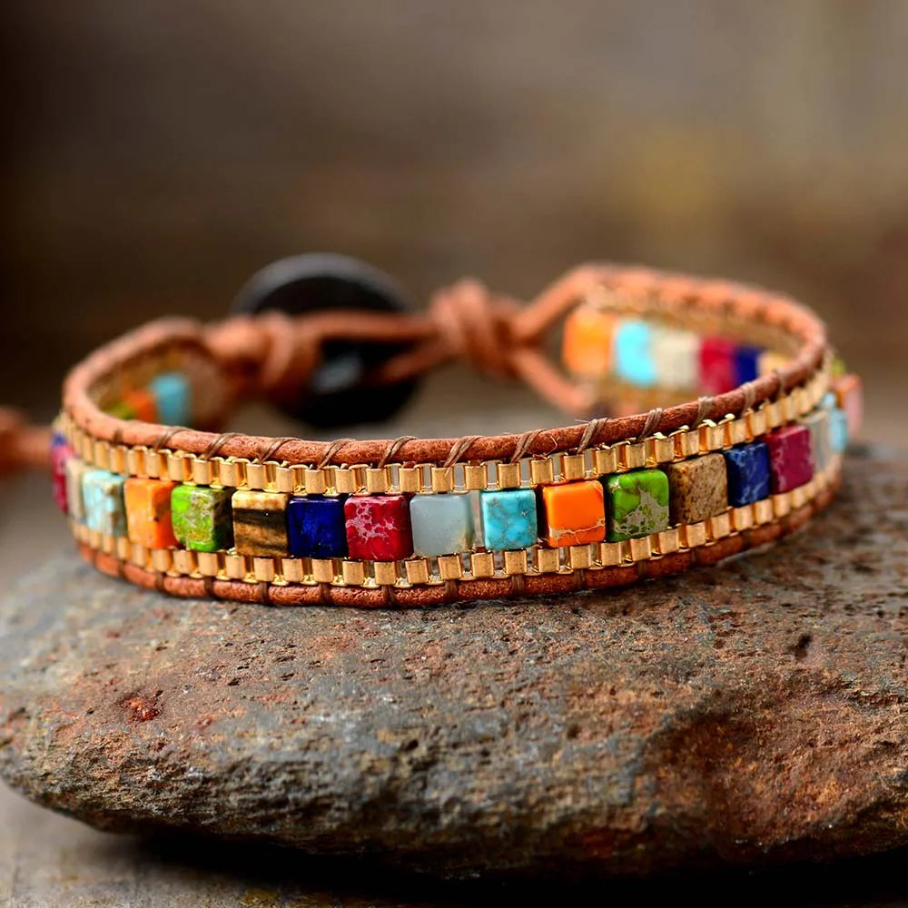 Böhmisches 7-Chakra-Armband mit quadratischem Stein