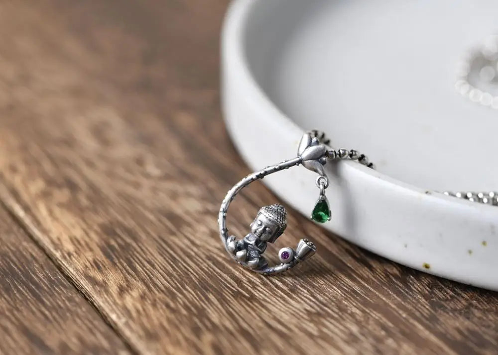 Buddha-Anhänger mit buddhistischer Gottheit aus Silber