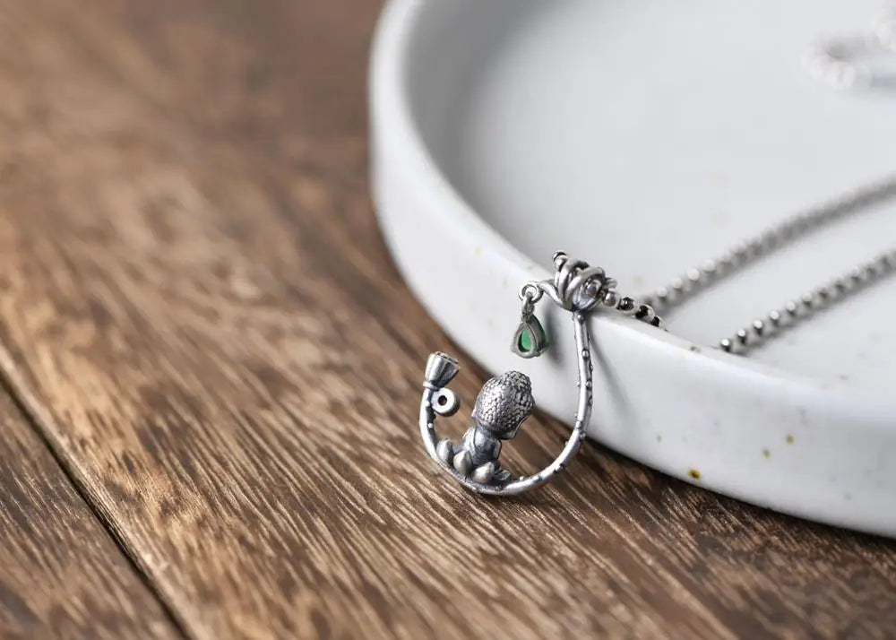Buddha-Anhänger mit buddhistischer Gottheit aus Silber