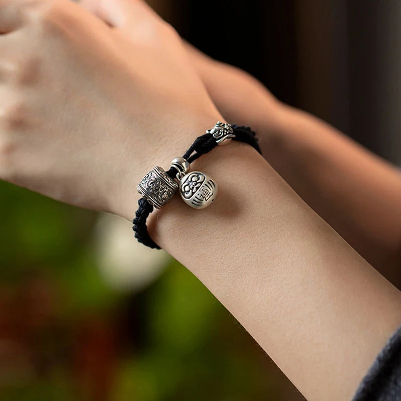 Schwarzes tibetisches Kupfer-Charm-Armband