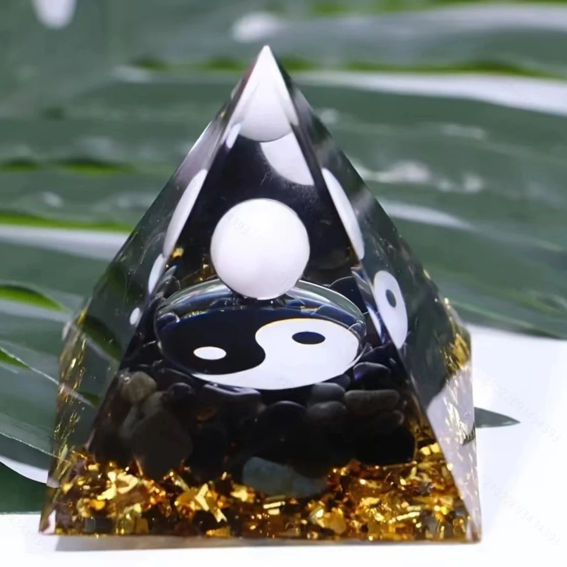 Pyramide Orgonite Yin-Yang avec Sphère Blanche
