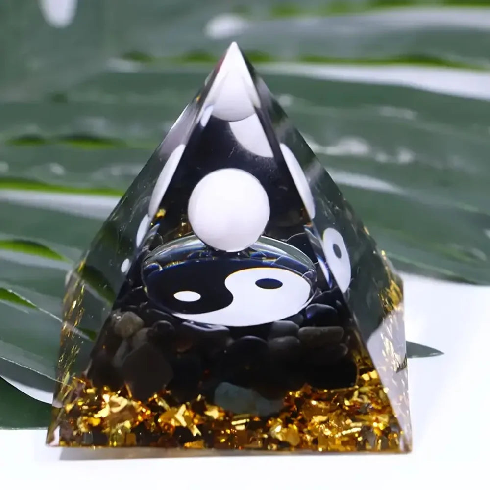 Pyramide Orgonite Yin-Yang avec Sphère Blanche