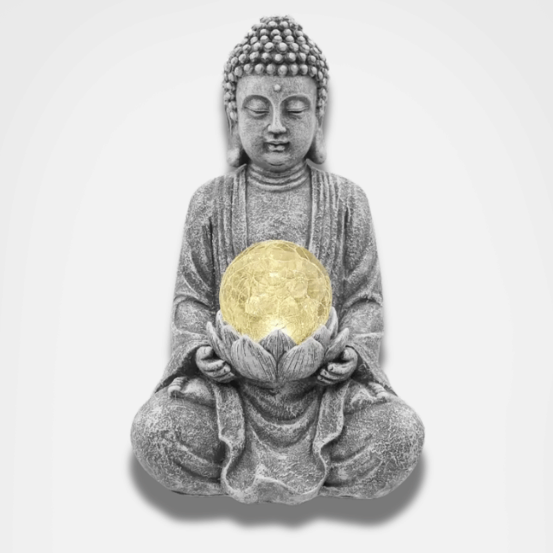 Estatua de Buda con bola de cristal solar