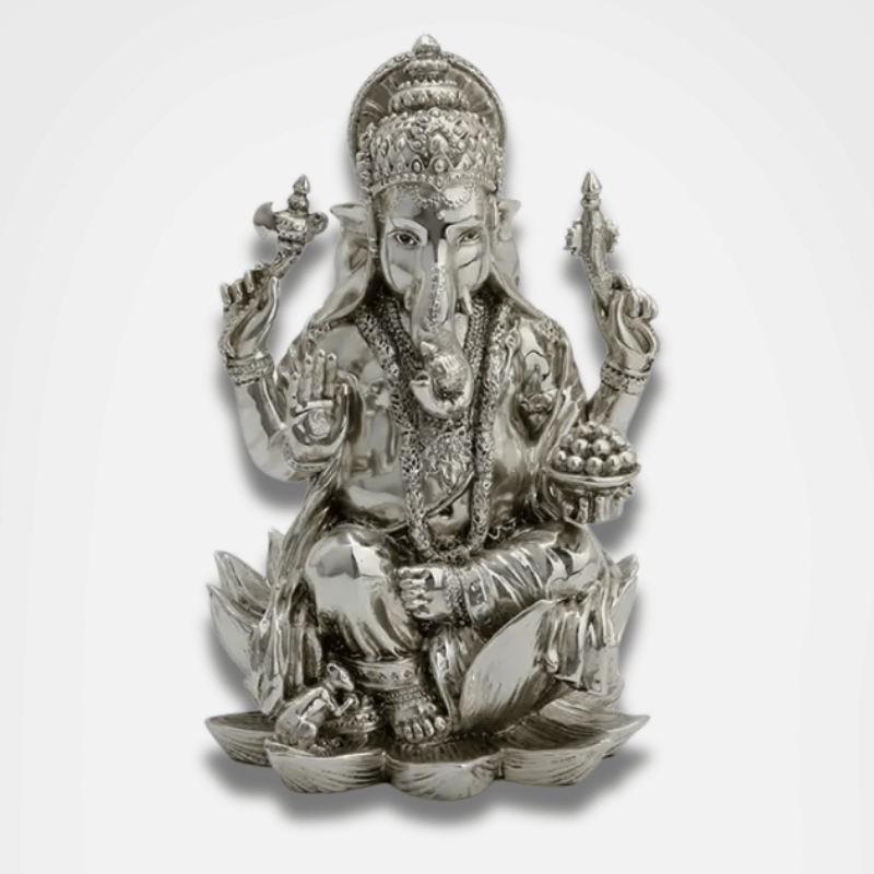 Estatua de Ganesh sentada sobre un loto