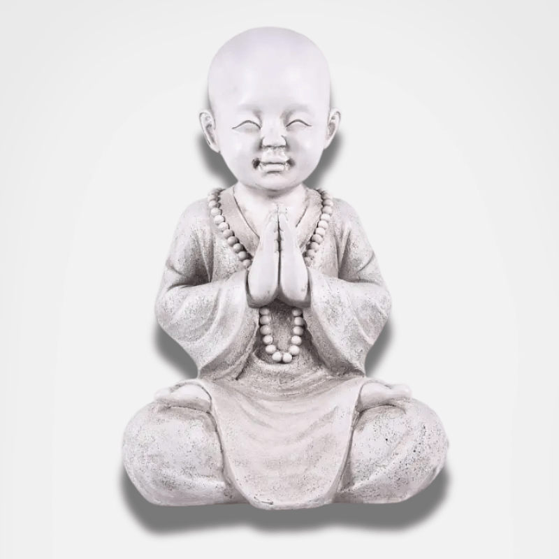 Pequeña estatua de monje en meditación.