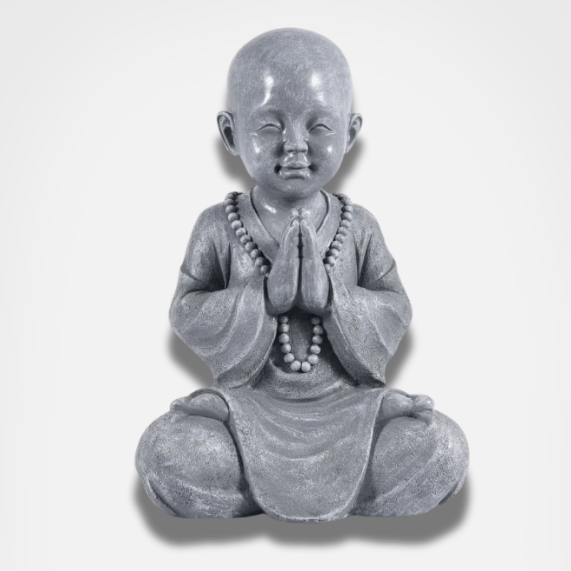 Pequeña estatua de monje en meditación.
