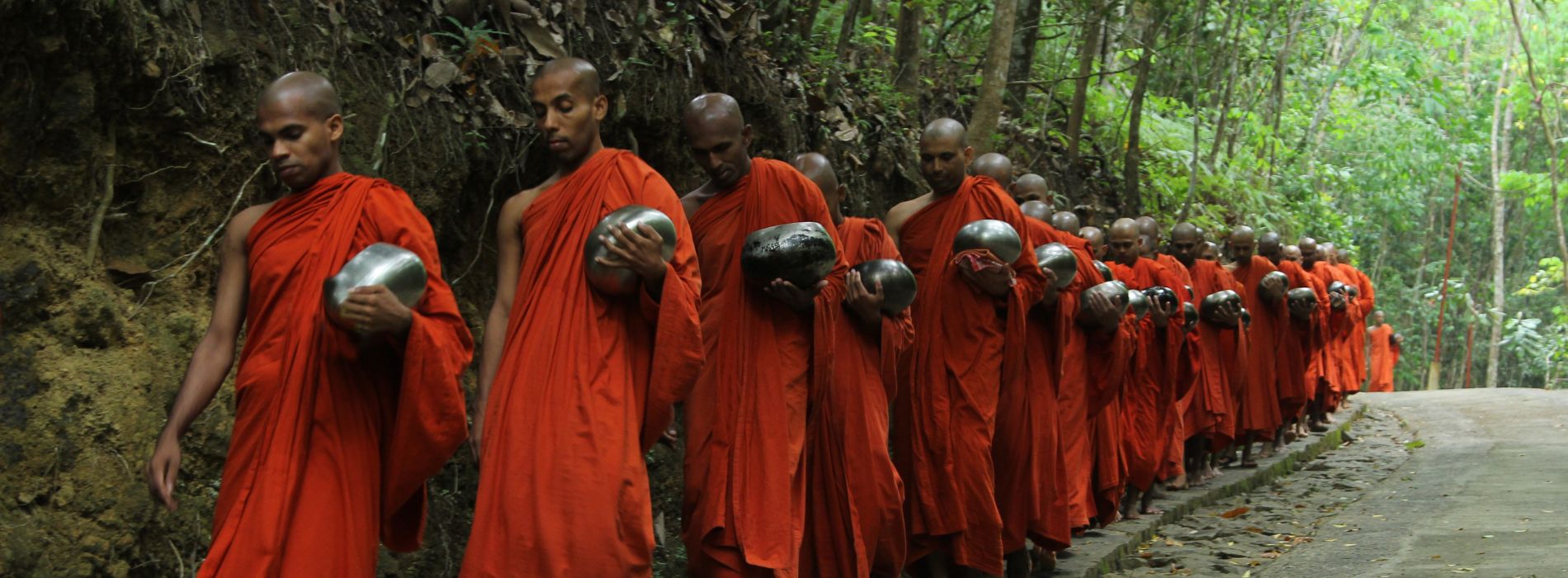 Comment se nomme la communauté des moines bouddhistes ?