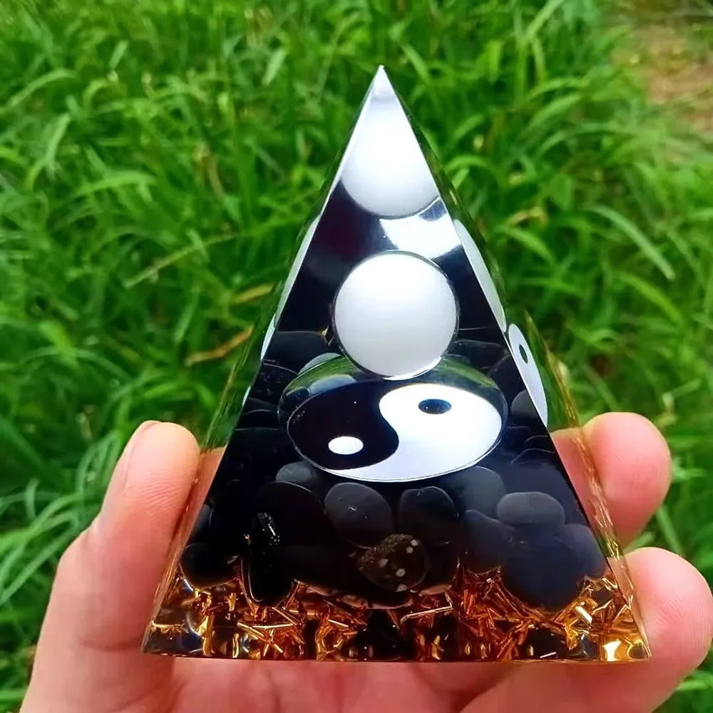 Pyramide Orgonite Yin-Yang avec Sphère Blanche