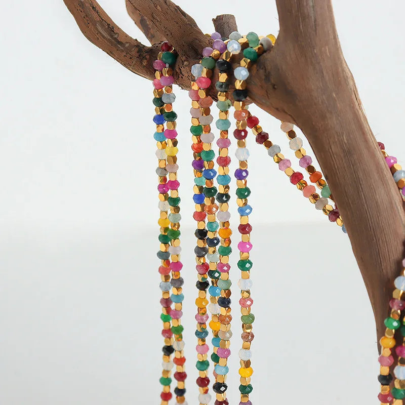 Mehrfarbige Halskette mit feinem Stein