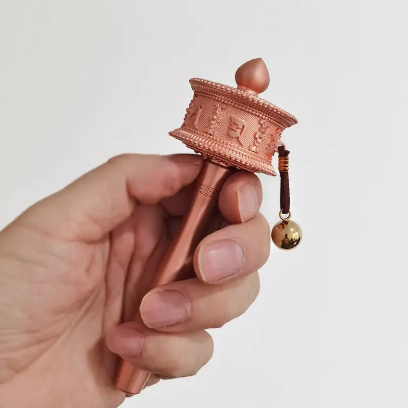 Porte-clés en laiton fait main avec Om et signes auspicieux du Népal 