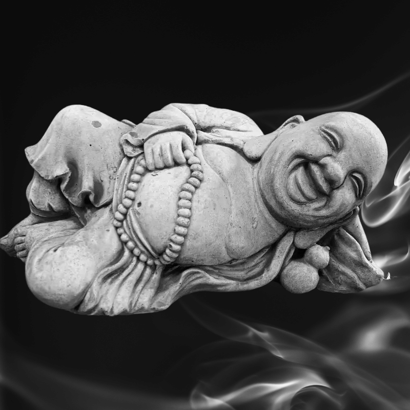 Estatua de Buda riendo feliz