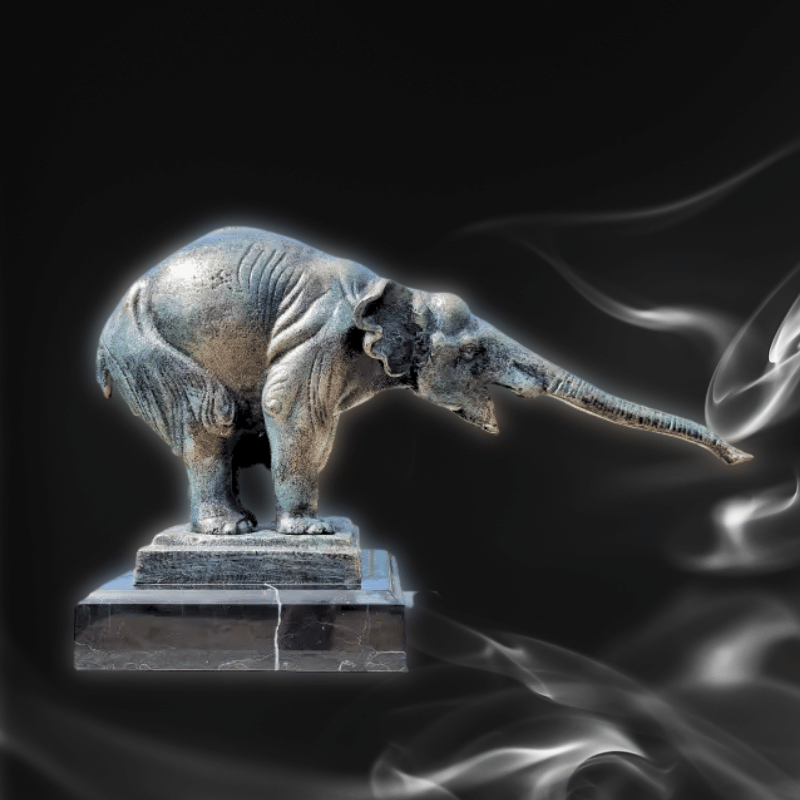 Estatua de elefante de hierro fundido sobre pedestal de mármol.