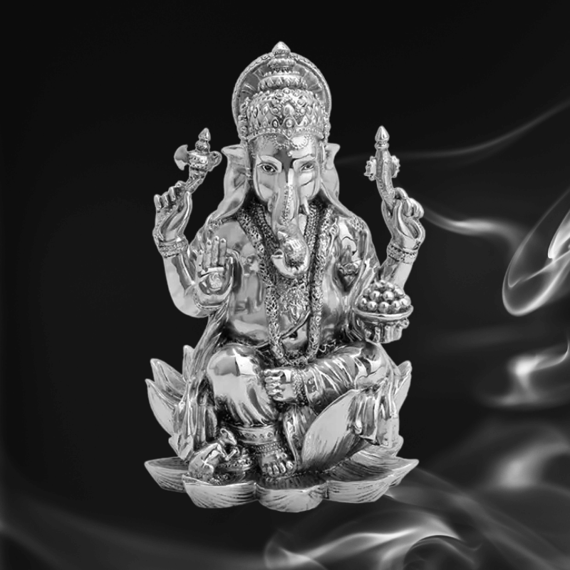 Estatua de Ganesh sentada sobre un loto